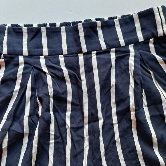 H&M BlacK White Striped Shorts Women Size 4 Pleated Elastic Waist Pull On Shorts - Picture 8 of 10